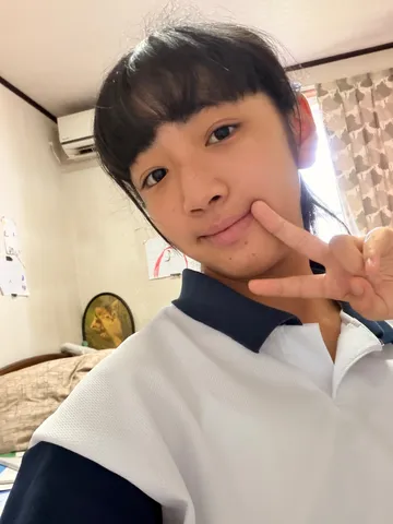 ピースサインの可愛らしい日常