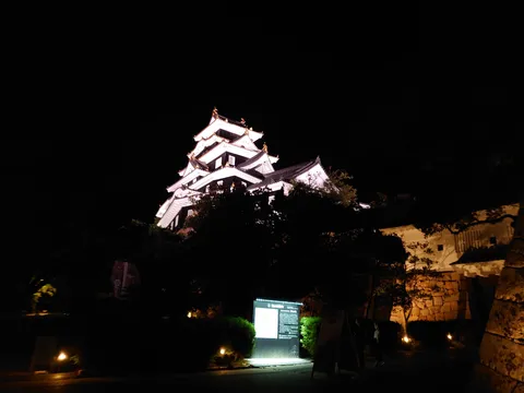 闇夜に浮かぶ古城の幻想