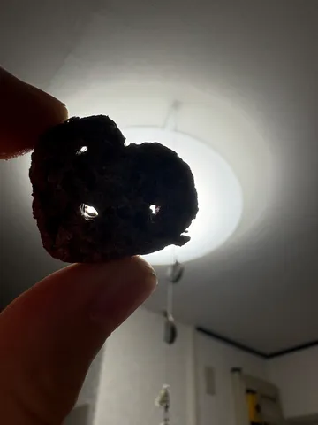 灯りが映す黒いハート
