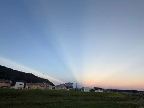 光の放射と静かな街並み
