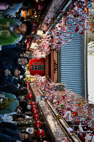 賑わいの新年の飾り付け