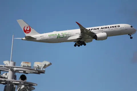 空へと飛び立つJAL、未来への旅路