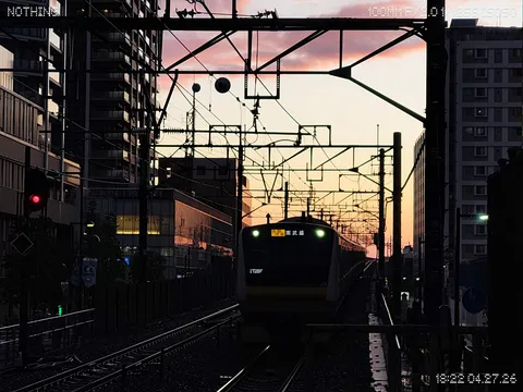 茜色の空に溶ける電車