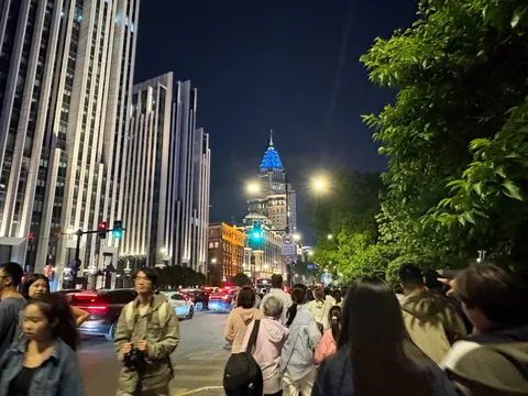 夜の街を渡る群像たち