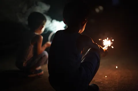 火花の向こうの夜