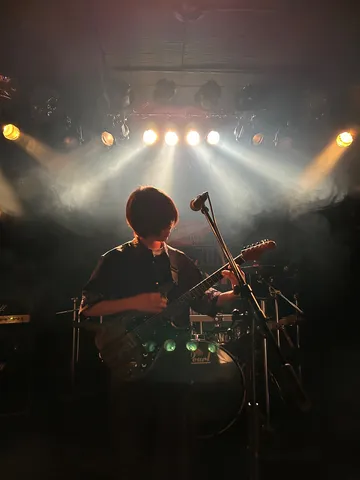 煙と光に包まれたギターの旋律