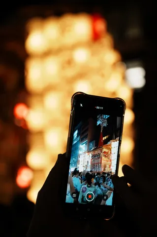 スマホ越しの祭りの熱気