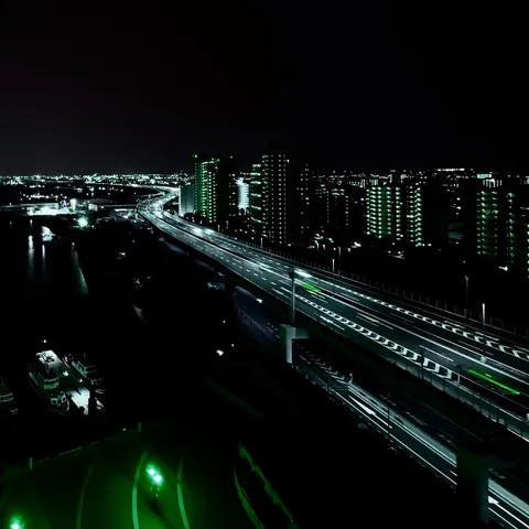眠らない街の高速道路