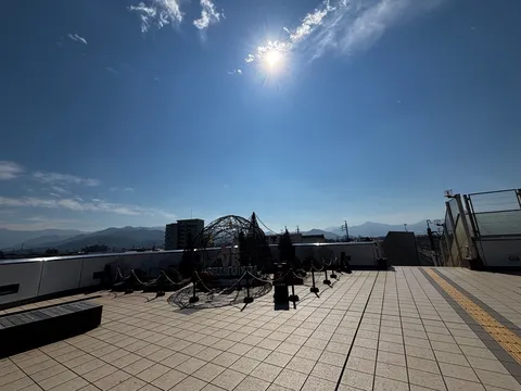 青空と日光の屋上風景
