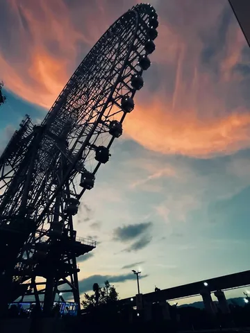 夕暮れに揺れる観覧車