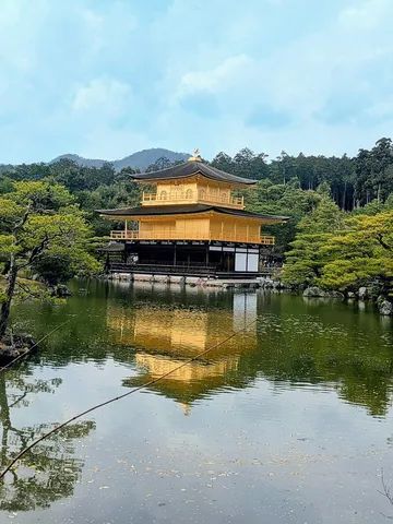 黄金の寺院、水面に映る姿
