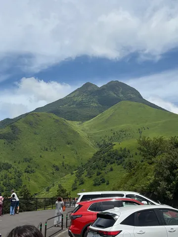 緑深まる山の斜面と青い空