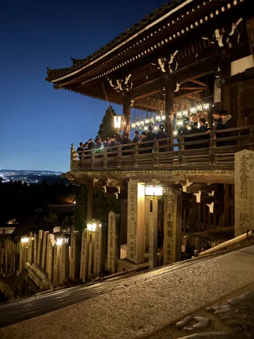 灯りと街並み、風情ある寺院の夜景