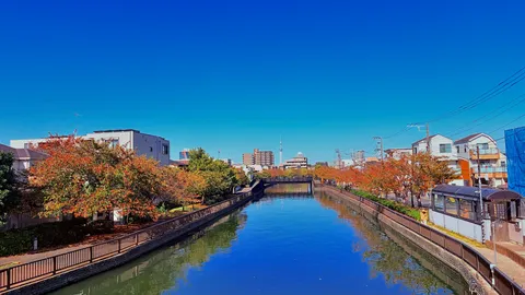 秋色の水路と街並み