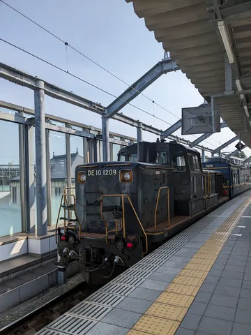 静寂の駅に佇む、力強いディーゼル機関車