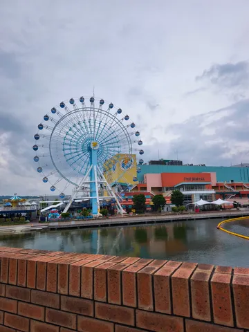 空と水辺の遊園地気分