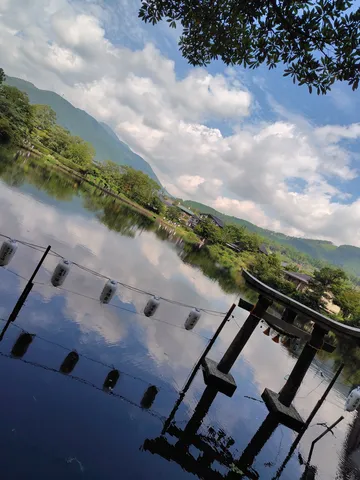水面に映る鳥居と空