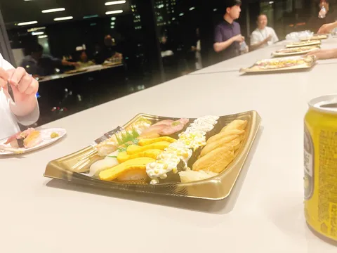 寿司と缶ビール、夜景の宴