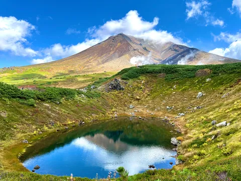 碧い湖と噴煙の山