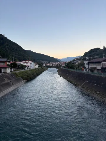 夕暮れの川辺の街景