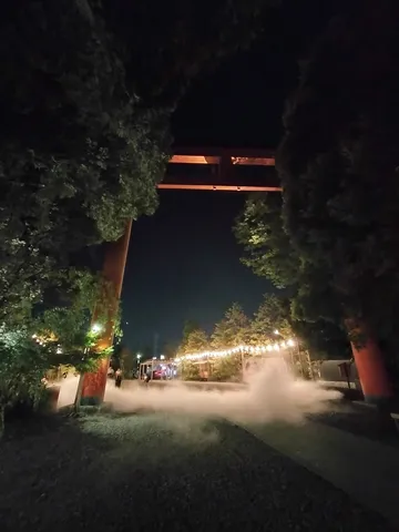 幻想的な夜の鳥居と霧