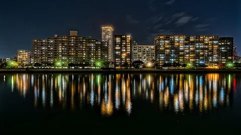 都会の夜景、川面に映る光のシンフォニー