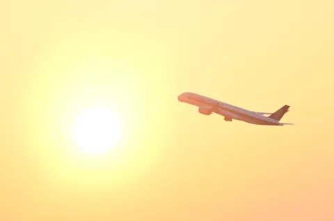 夕暮れを滑る旅客機