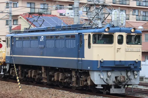 青とクリームのコントラスト、現役EF65