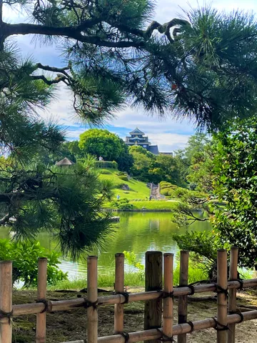 抹茶色の池と古城のコントラスト