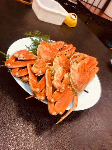 茹で上げられたカニの贅沢盛り