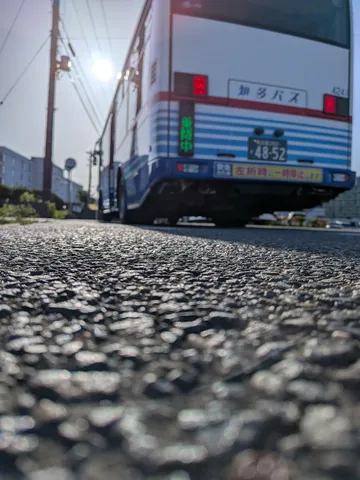 路面から見上げたバスの背中