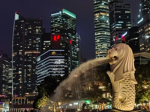 夜景に浮かぶ水の守り神