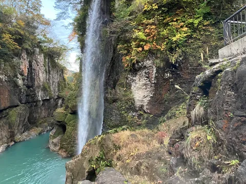 清流と滝の織りなす峡谷美