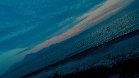 静寂の海、斜陽に染まる空