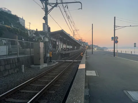 海辺の駅、始発前の静けさ