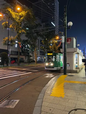路面電車が照らす夜の交差点