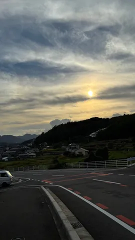 夕陽と静かな丘の残光