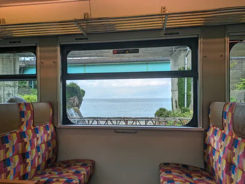 車窓に広がる海の絶景