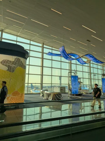 空港に浮かぶ青の波
