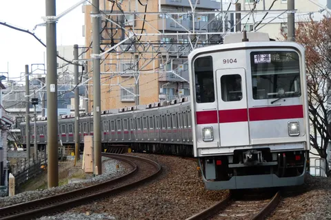 曇りの日にカーブを駆け抜ける東武9000系