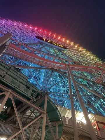 彩り豊かな夜の観覧車