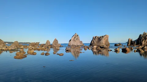 静寂の海に浮かぶ巨石群