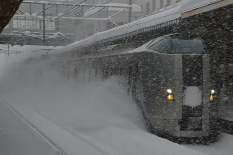 吹雪の中の列車、雪煙の芸術