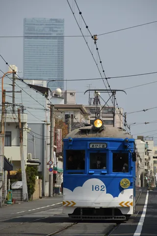 青い電車と高層ビル