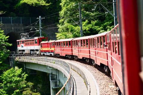 新緑と赤が映える列車旅