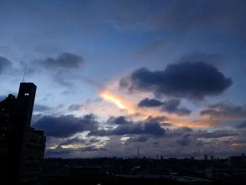 空に射し込む一条の光