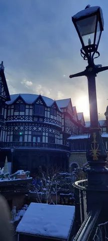 雪化粧の異国風建築とノスタルジックな街灯