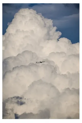 雲間を縫う旅人