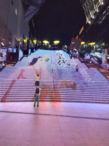 光の階段を歩く夜