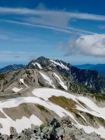 雪と岩山の静かな頂